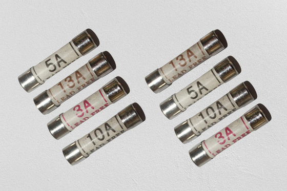 Plug Top Bussmann Fuse Bs 1362 Perlindungan Kelebihan Beban Tegangan Terukur 240VAC